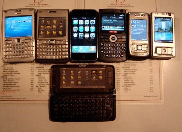 iPhone_2G_vs_smartphone_2007