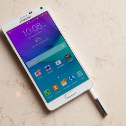 Không thua kém iPhone 6 Plus, Galaxy Note 4 cũng 'cháy hàng'