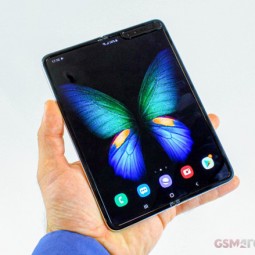 Galaxy Fold lại "cháy hàng" ngày lễ độc thân